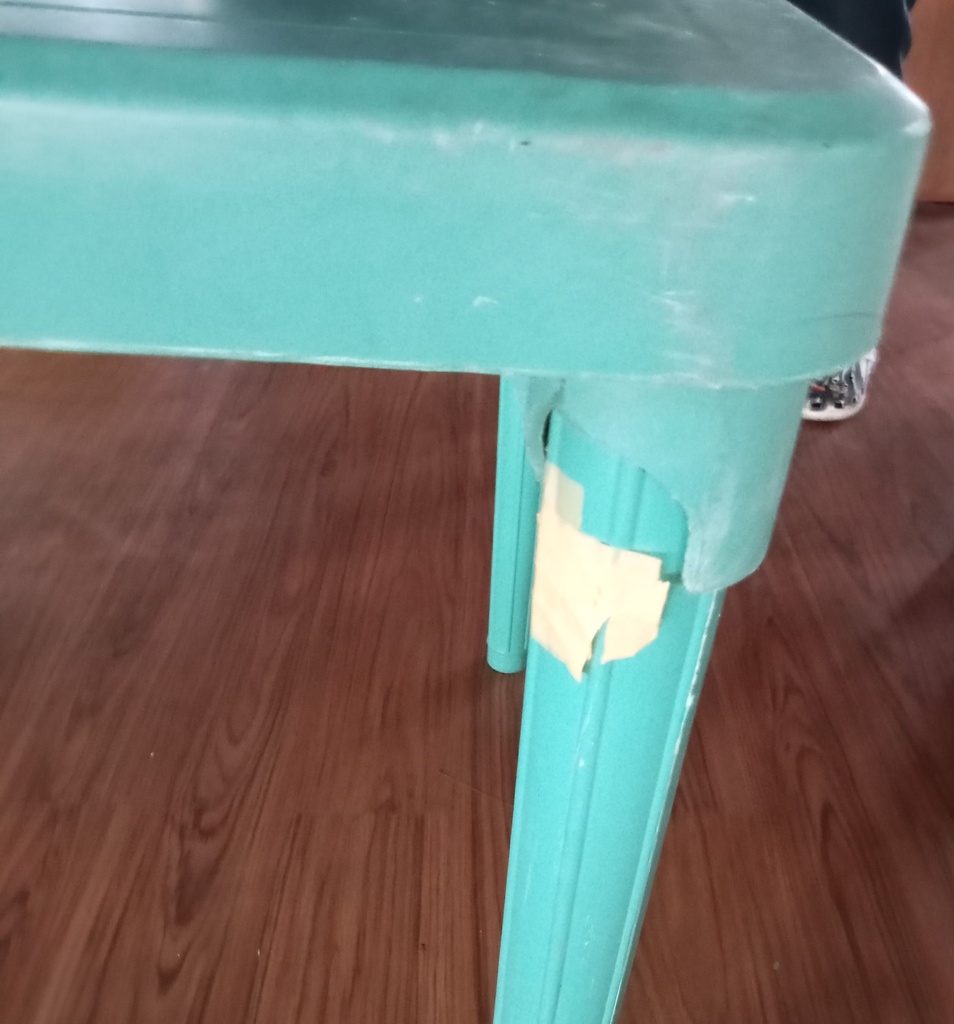 PLASTIC TABLE 