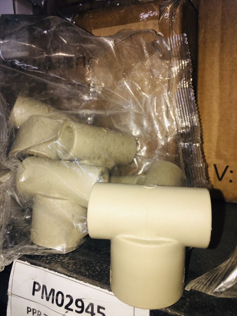 KC00357 - PPR TEE THREADED 1 1/2"