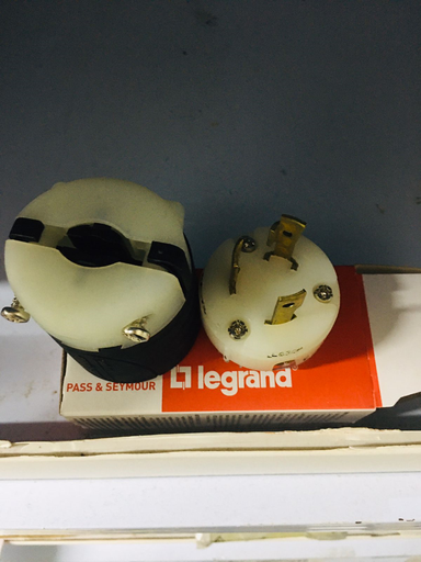 [KC00201] KC00201 - L630-P TURNLOK PLUG GROUNDING - LEGRAND